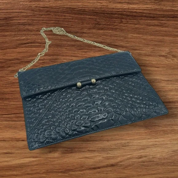 MCM Crocodile-Patterned Shoulder Bag with Gold Chain - Picture 4 of 6